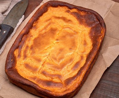 Bütün dikdörtgen pasta peynir ve kabak, üstten görünüm