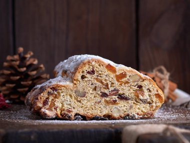 dilim geleneksel Avrupa pasta Stollen ile fındık ve şekerlenmiş meyve ile krema şeker tozunu