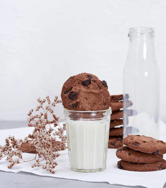 Full Glass Milk Chocolate Chip Cookies Empty Milk Bottle — Stock Photo, Image