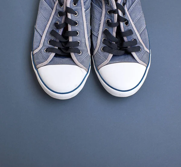 Ζευγάρι Των Καλά Φοριούνται Παλιά Υφάσματα Μπλε Αθλητικά Παπούτσια Λευκά — Φωτογραφία Αρχείου