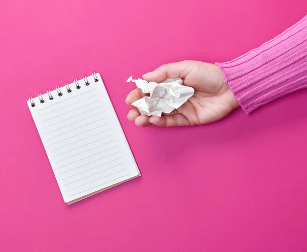 Kezében Papír Egy Nyílt Jegyzettömb Fehér Gyűrött Papírlap Egy Rózsaszín — Stock Fotó