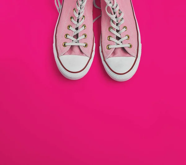 Par Slitna Gamla Rosa Sneakers Med Vit Snörning Rosa Bakgrund — Stockfoto