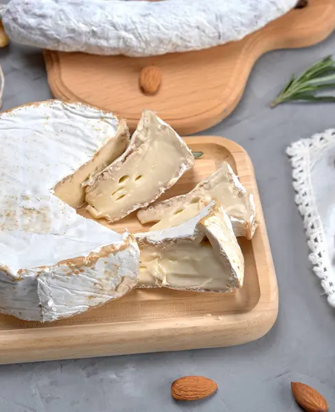 Queso Brie Redondo Una Tabla Cortar Madera Cerca — Foto de Stock