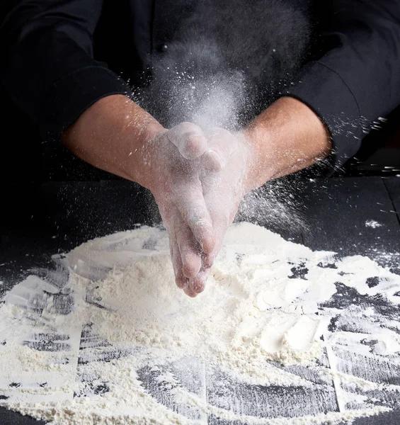 Chef Uniforme Preto Derrama Farinha Trigo Branco Fora Suas Mãos — Fotografia de Stock