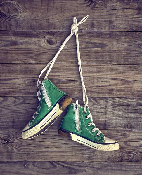 Ζευγάρι Παλιά Πάνινα Παπούτσια Πράσινο Ύφασμα Κρέμονται Από Κορδόνια Γκρι — Φωτογραφία Αρχείου