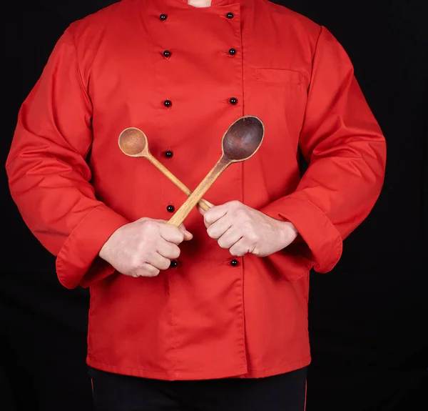 Koch Roter Uniform Mit Alten Kochlöffeln Schwarzer Hintergrund — Stockfoto