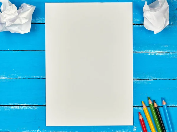 空白的白色长方形纸和皱巴巴的纸片在蓝色木破旧的背景 顶视图 复制空间 — 图库照片
