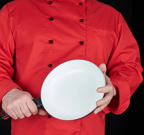 Cuocere Uniforme Rossa Con Una Padella Bianca Rotonda Vuota Fondo — Foto Stock