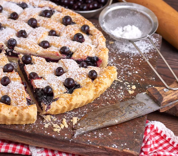 Sült Kerek Fekete Ribizli Torta Porcukorral Porcukrot Felülnézet — Stock Fotó