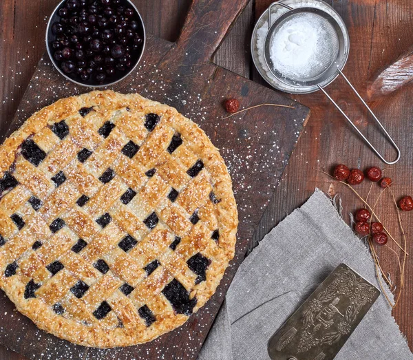 Gebackener Runder Schwarzer Johannisbeerkuchen Auf Holzgrund Ansicht Von Oben — Stockfoto