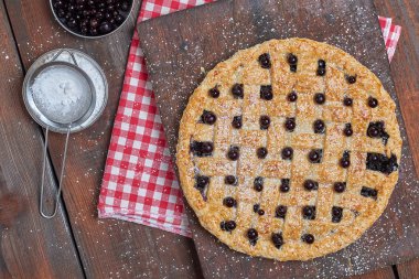 ahşap arka plan, üstten görünüm üzerinde yuvarlak siyah frenk üzümü pasta
