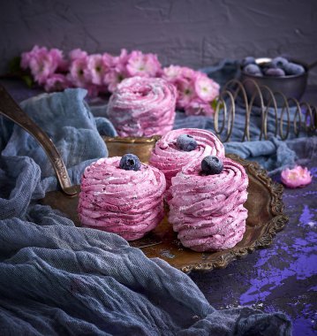 bir demir plaka üzerinde yaban mersini ile yuvarlak havadar hatmi