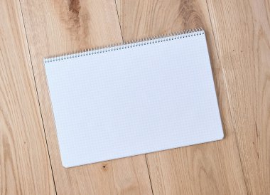 Meşe tahtalarının ahşap zemininde boş çarşafları olan bir hücre ile defteri aç