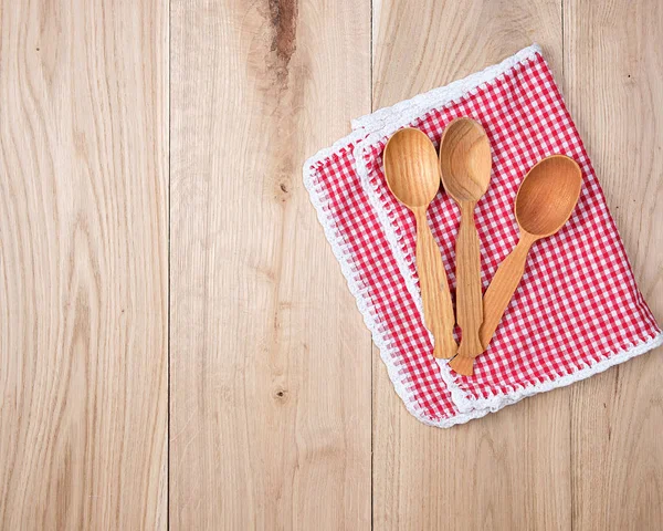 Tres Cucharas Madera Vacías Una Toalla Cocina Roja Espacio Para — Foto de Stock