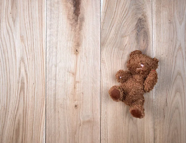 Kleine Teddybeer Een Houten Achtergrond Van Eiken Planken Kopie Ruimte — Stockfoto