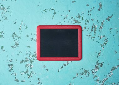 yeşil bir arka plan, tebeşir tahtası, üzerinde kırmızı çerçeve kopyalama alanı 