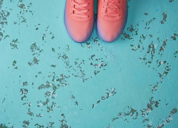 Par Zapatillas Deporte Color Rosa Con Cordones Sobre Fondo Verde — Foto de Stock