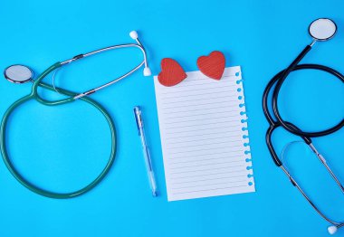 boş kağıt levha ve mavi arka plan, sağlık kavramı üzerinde sağlık stetoskop
