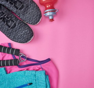 siyah Tekstil Ayakkabı ve diğer öğeler için fitness üzerinde pembe bir arka plan, üstten görünüm