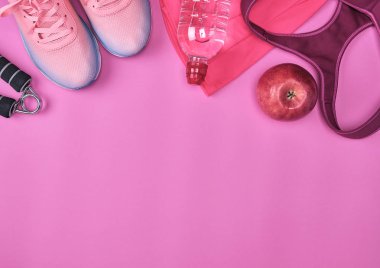 Spor Tekstil Ayakkabı ve diğer öğeleri fitness üzerinde pembe bir arka plan, üstten görünüm