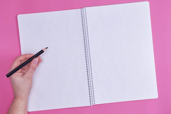 Mano Humana Sostiene Lápiz Madera Negro Sobre Cuaderno Abierto Vacío — Foto de Stock