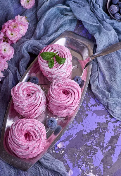 bir demir plaka, üstten görünüm üzerinde pembe lokum gibiydi yuvarlak parçalar