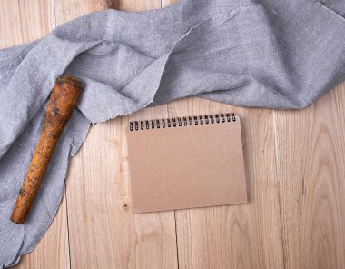 Açık sarmal notepad ile kahverengi boş çarşafları, üstten görünüm