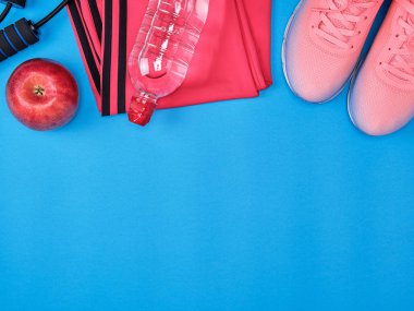 spor giyim ve pembe ayakkabı bağcıklarımı, spor mavi arka plan, üstten görünüm ile alanı kopyalayın