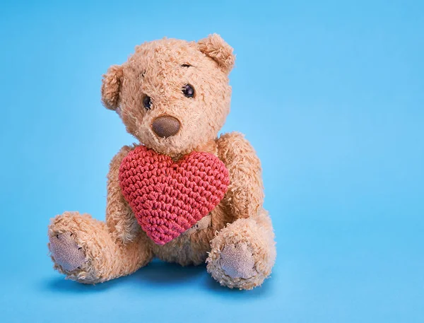 Malý Medvídek Držící Červené Srdce Modrém Pozadí — Stock fotografie
