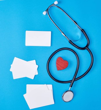 siyah sağlık stetoskop ve boş kağıt kartvizit 