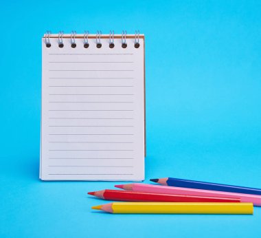 boş not defteri açık hat ve çok renkli ahşap kalemler