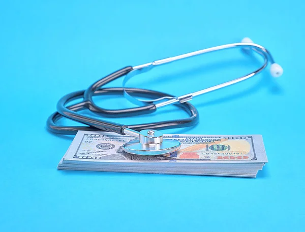 Papier-monnaie et stéthoscope médical — Photo