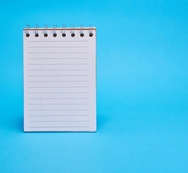 Leeres Notizbuch in einer Reihe auf blauem Hintergrund öffnen — Stockfoto