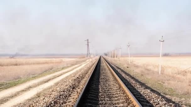 Vista Distanza Delle Rotaie Ferro Treni Nel Mezzo Della Steppa — Video Stock