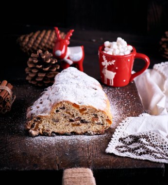 geleneksel Avrupa Stollen pastayla deli ve şekerlenmiş meyve