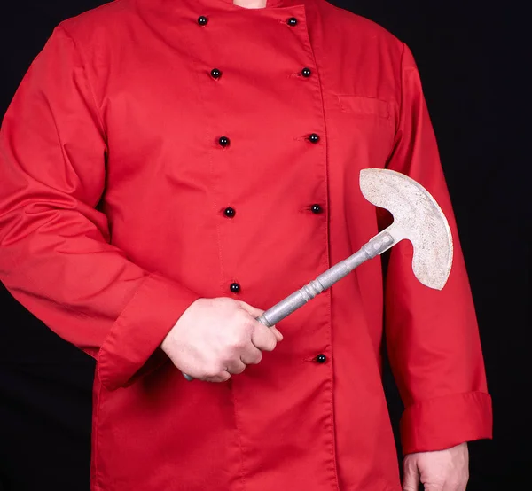 Chef de uniforme vermelho segurando uma faca de metal velho para carne e vege — Fotografia de Stock