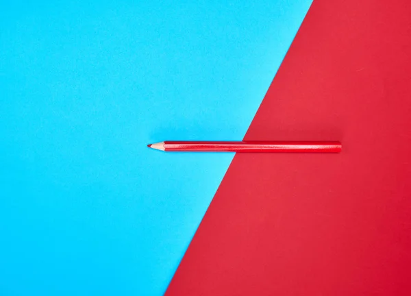 红色木制铅笔在颜色抽象背景 — 图库照片
