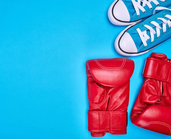 Paire de gants de boxe rouge et baskets textiles bleues — Photo