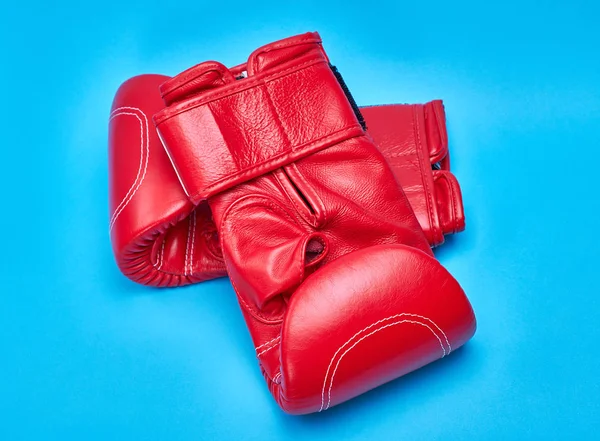 Paire de gants de boxe en cuir rouge — Photo