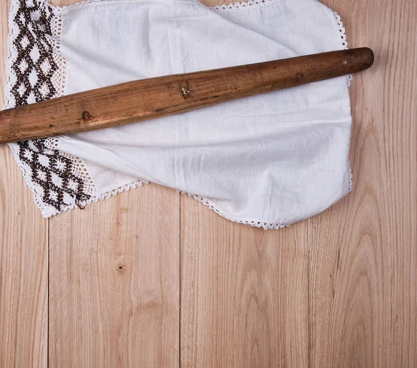 Viejo rodillo de madera y una toalla textil — Foto de Stock