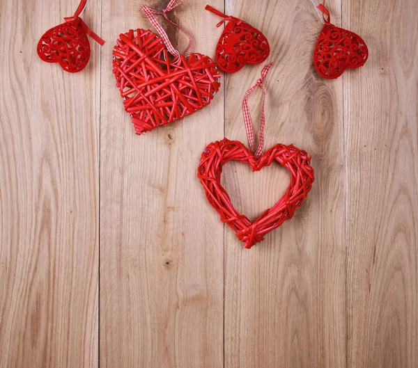 Červené srdce na dřevěné pozadí dubové prkno — Stock fotografie