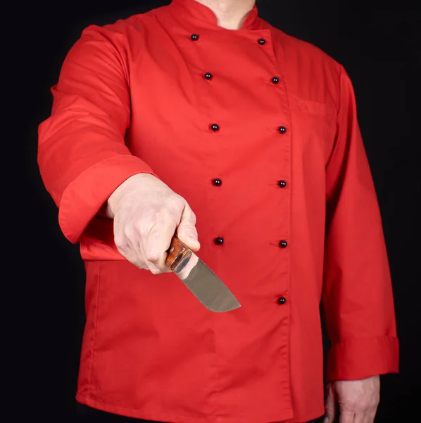 Chef de uniforme vermelho segurando uma faca de cozinha — Fotografia de Stock