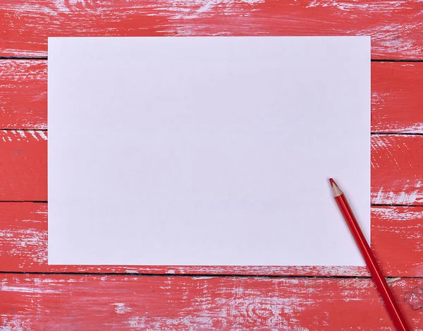Порожній білий прямокутний аркуш паперу і червоний дерев'яний олівець — стокове фото