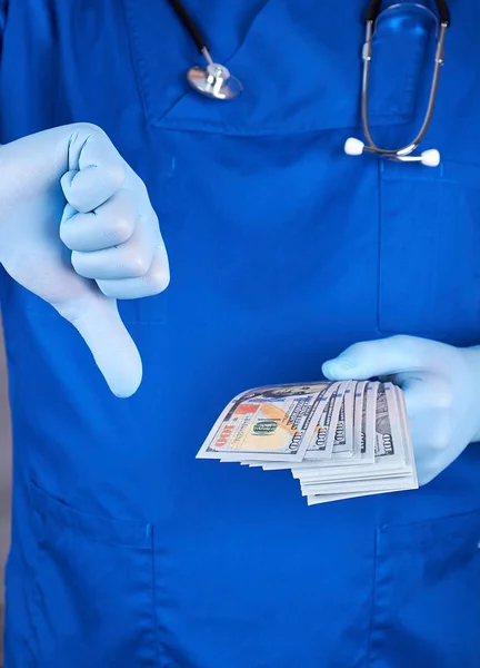 Médico de uniforme azul e luvas de látex mantém uma mão um monte de — Fotografia de Stock
