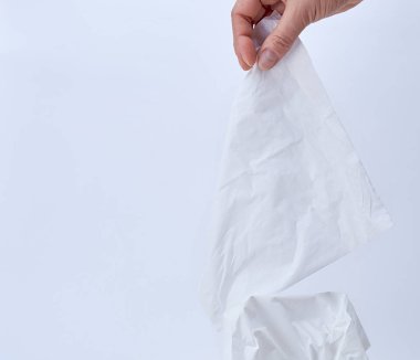 yüz ve vücut için temiz beyaz kağıt peçete tutan el