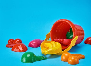 Bebek plastik kırmızı kova ve oynamak için diğer öğeleri