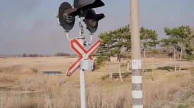 trafik ışıkları yanıp sönen ile demiryolu geçişi görünümünü gün, Ukrayna