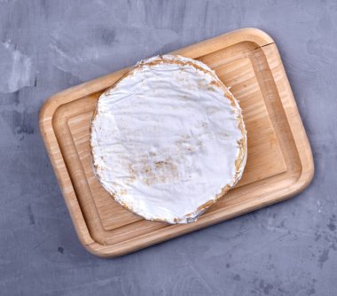brie peyniri bir ahşap tahta üzerinde yuvarlak parça
