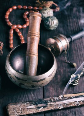Bakır şarkı kase ve bir tahta sopa 