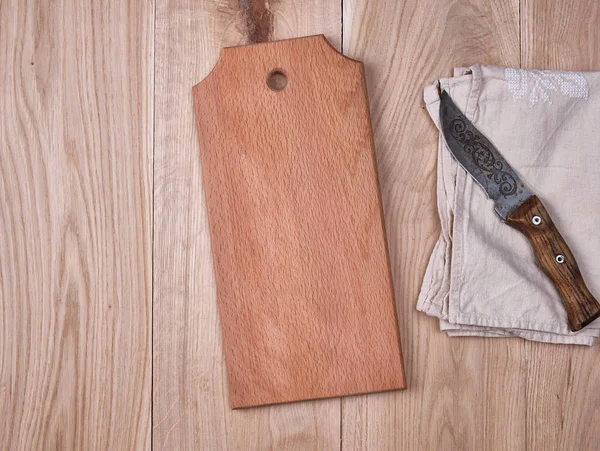 Доска для резки деревянной кухни и серое полотенце — стоковое фото